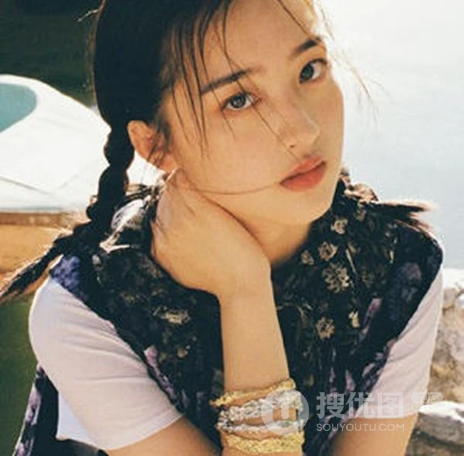 女演员邓恩熙双马尾造型水上乐园游园写真图片