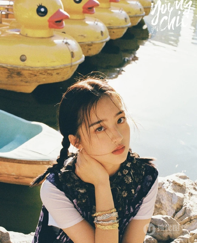 女演员邓恩熙双马尾造型水上乐园游园写真图片