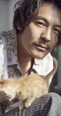 王东居家悠闲写真图片，喝茶逗猫不亦乐乎