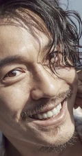 王东居家悠闲写真图片，喝茶逗猫不亦乐乎