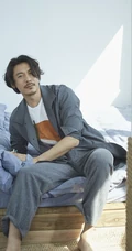 王东居家悠闲写真图片，喝茶逗猫不亦乐乎