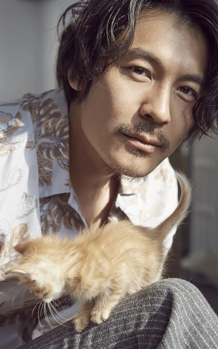 王东居家悠闲写真图片，喝茶逗猫不亦乐乎