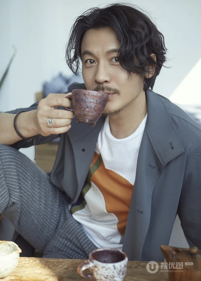 王东居家悠闲写真图片，喝茶逗猫不亦乐乎