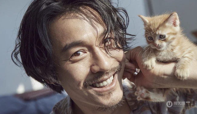 王东居家悠闲写真图片，喝茶逗猫不亦乐乎