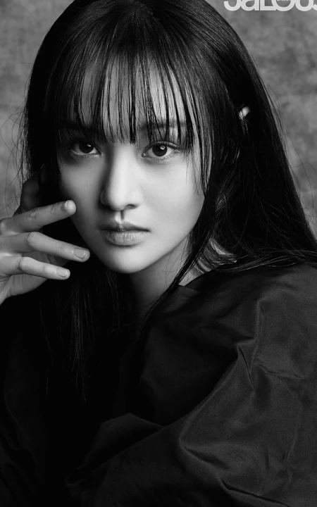 郑爽暗黑风格杂志写真图片，造型服饰妆容多变夸张很非主流