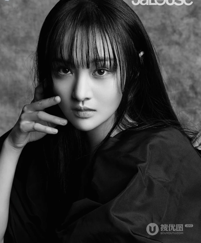 郑爽暗黑风格杂志写真图片，造型服饰妆容多变夸张很非主流