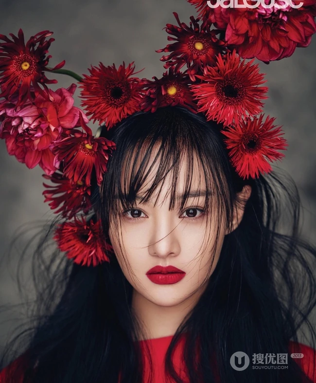 郑爽暗黑风格杂志写真图片，造型服饰妆容多变夸张很非主流