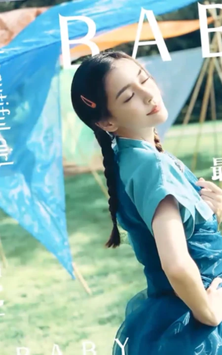 综艺《遇见天坛》开启最美天坛搞怪模式，各明星舞弄油布搞笑拍照