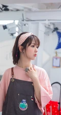 杨紫《中餐厅》节目中再现忙碌身影，刘海发型搭粉衣粉箍很可爱