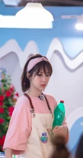 杨紫《中餐厅》节目中再现忙碌身影，刘海发型搭粉衣粉箍很可爱