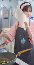 杨紫《中餐厅》节目中再现忙碌身影，刘海发型搭粉衣粉箍很可爱
