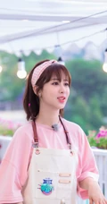杨紫《中餐厅》节目中再现忙碌身影，刘海发型搭粉衣粉箍很可爱