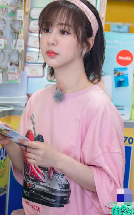 杨紫《中餐厅》节目中再现忙碌身影，刘海发型搭粉衣粉箍很可爱