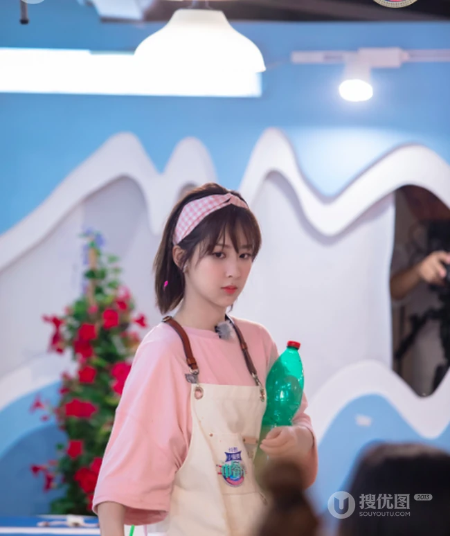 杨紫《中餐厅》节目中再现忙碌身影，刘海发型搭粉衣粉箍很可爱