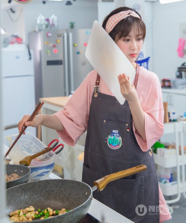杨紫《中餐厅》节目中再现忙碌身影，刘海发型搭粉衣粉箍很可爱