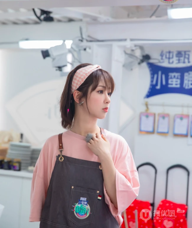 杨紫《中餐厅》节目中再现忙碌身影，刘海发型搭粉衣粉箍很可爱