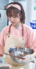 杨紫《中餐厅》节目中再现忙碌身影，刘海发型搭粉衣粉箍很可爱