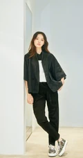 林允时尚潮流穿着逛商场挑鞋服美图照片
