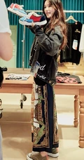 林允时尚潮流穿着逛商场挑鞋服美图照片