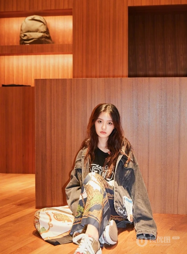林允时尚潮流穿着逛商场挑鞋服美图照片