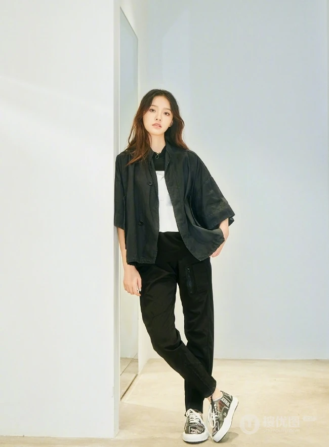 林允时尚潮流穿着逛商场挑鞋服美图照片