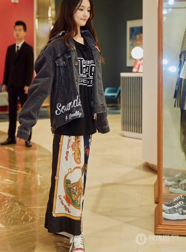 林允时尚潮流穿着逛商场挑鞋服美图照片