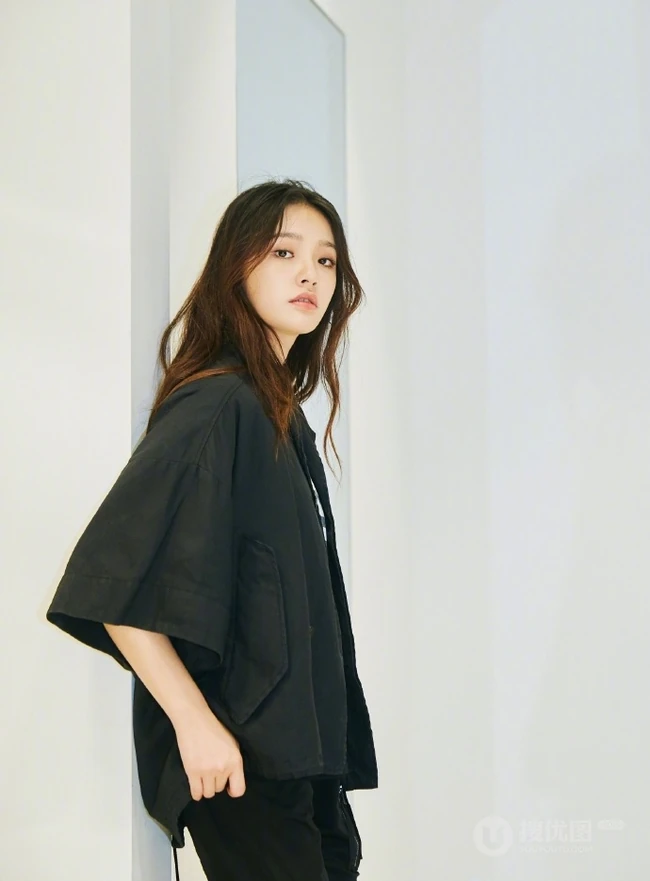 林允时尚潮流穿着逛商场挑鞋服美图照片
