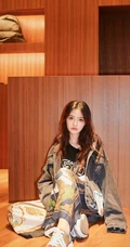 林允时尚潮流穿着逛商场挑鞋服美图照片