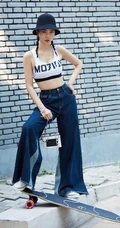 姚星彤湿发写真气质无比，肩带牛仔上衣尽显匀称线条