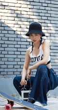 姚星彤湿发写真气质无比，肩带牛仔上衣尽显匀称线条