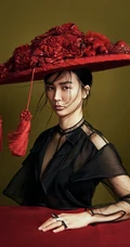 姚星彤湿发写真气质无比，肩带牛仔上衣尽显匀称线条