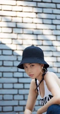 姚星彤湿发写真气质无比，肩带牛仔上衣尽显匀称线条