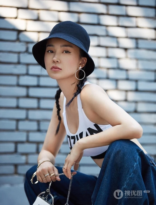 姚星彤湿发写真气质无比，肩带牛仔上衣尽显匀称线条