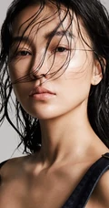 姚星彤湿发写真气质无比，肩带牛仔上衣尽显匀称线条