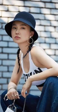 姚星彤湿发写真气质无比，肩带牛仔上衣尽显匀称线条