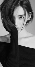 李沐宸气质黑白写真美图，短发俏丽造型优雅