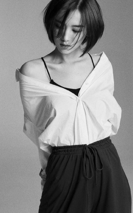 李沐宸气质黑白写真美图，短发俏丽造型优雅
