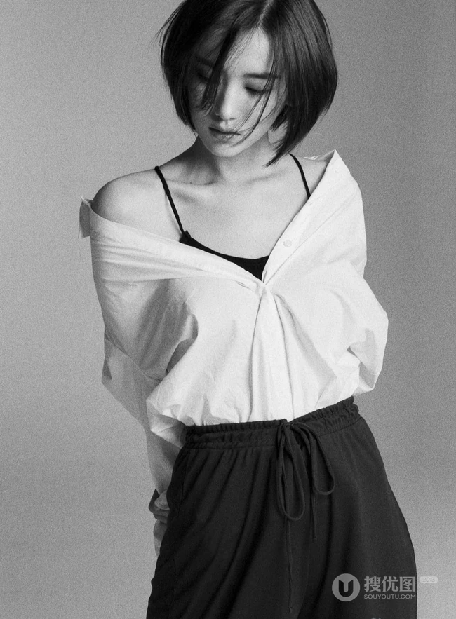 李沐宸气质黑白写真美图，短发俏丽造型优雅