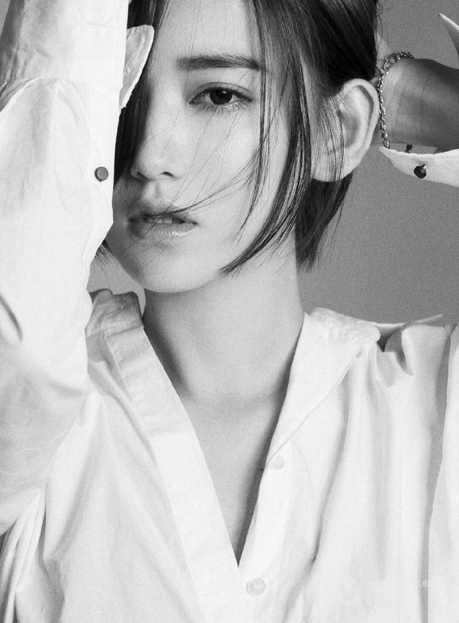 李沐宸气质黑白写真美图，短发俏丽造型优雅