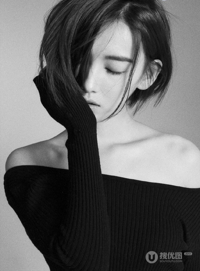 李沐宸气质黑白写真美图，短发俏丽造型优雅