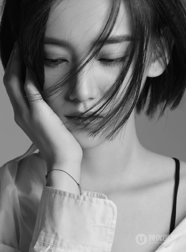 李沐宸气质黑白写真美图，短发俏丽造型优雅