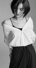 李沐宸气质黑白写真美图，短发俏丽造型优雅
