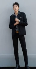 男歌手卜凡酷帅衬衫黑裤写真图片