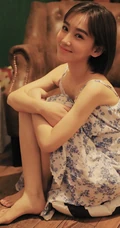 女生李玉洁小碎花肩带连衣裙复古风室内写真图片