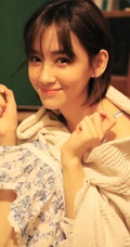 女生李玉洁小碎花肩带连衣裙复古风室内写真图片