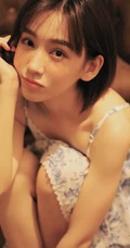 女生李玉洁小碎花肩带连衣裙复古风室内写真图片