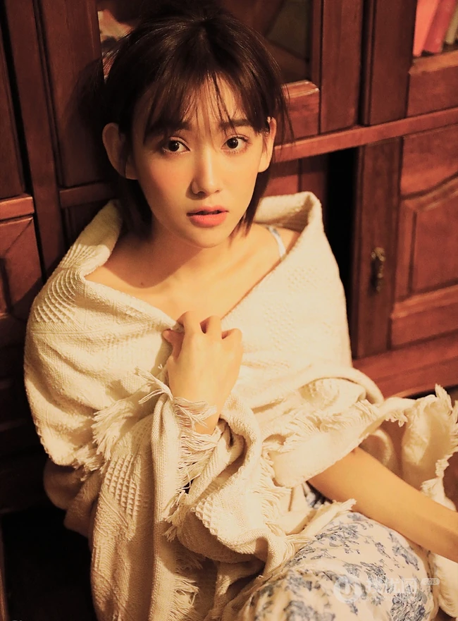 女生李玉洁小碎花肩带连衣裙复古风室内写真图片