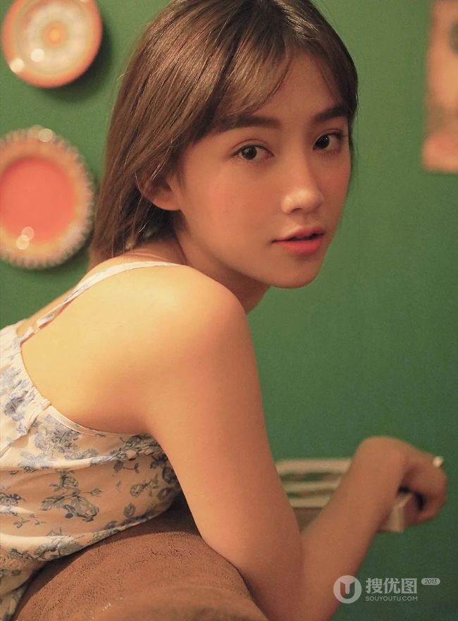 女生李玉洁小碎花肩带连衣裙复古风室内写真图片