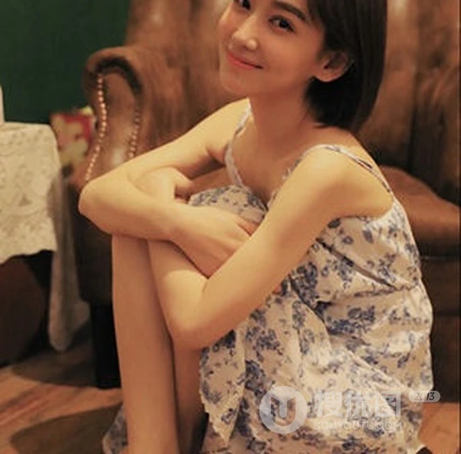 女生李玉洁小碎花肩带连衣裙复古风室内写真图片