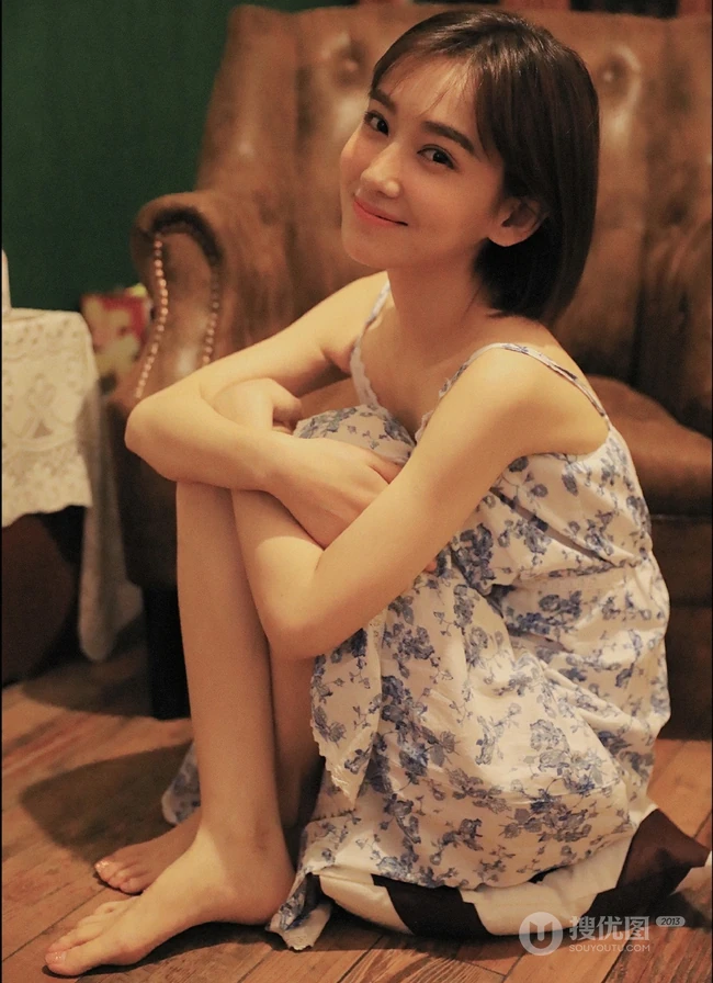 女生李玉洁小碎花肩带连衣裙复古风室内写真图片